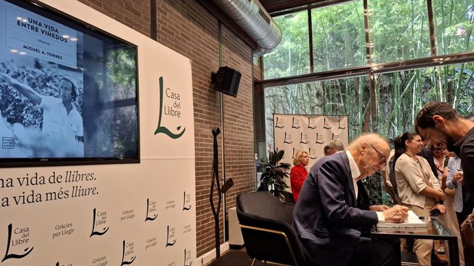 Torres firmando ejemplares tras la presentación