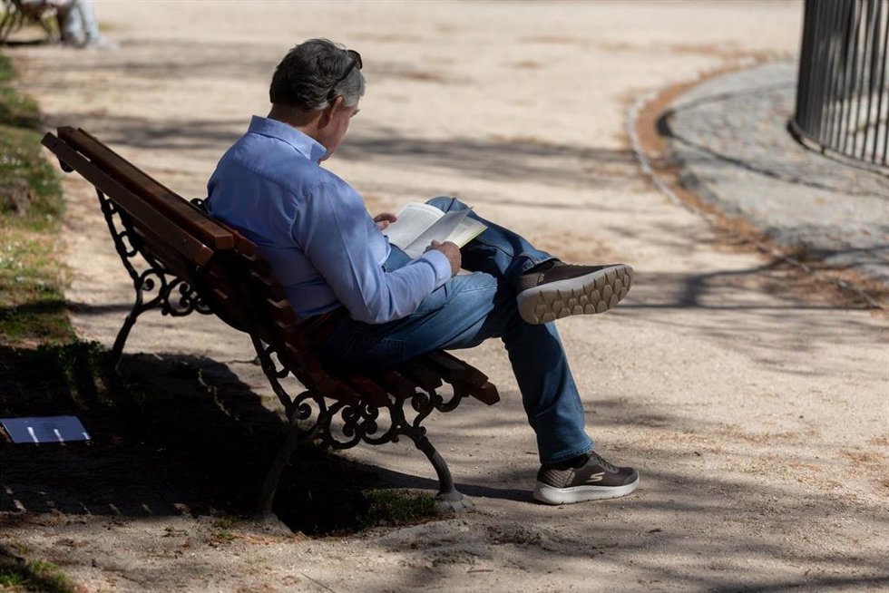 Archivo - Una persona leyendo en un parque.