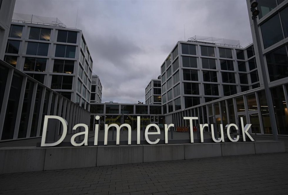 Archivo - FILED - 14 March 2025, Baden-Wuerttemberg, Leinfelden-Echterdingen: A logo of commercial vehicle manufacturer Daimler Truck stands in front of the company headquarters. Photo: Bernd Weißbrod/dpa