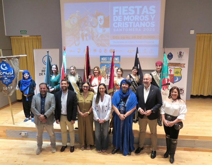 La consejera Carmen Conesa y el alcalde de Santomera, Víctor Martínez, con representantes festeros y los directores generales en el acto de presentación de las fiestas