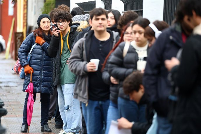 Santiago, 16 de junio 2025. Estudiantes asisten al Colegio Salesiano El Patrocinio de San Jose comnuna de Providencia para dar la prueba de Mateticas durante la PAES de invierno. Jonnathan Oyarzun/Aton Chile