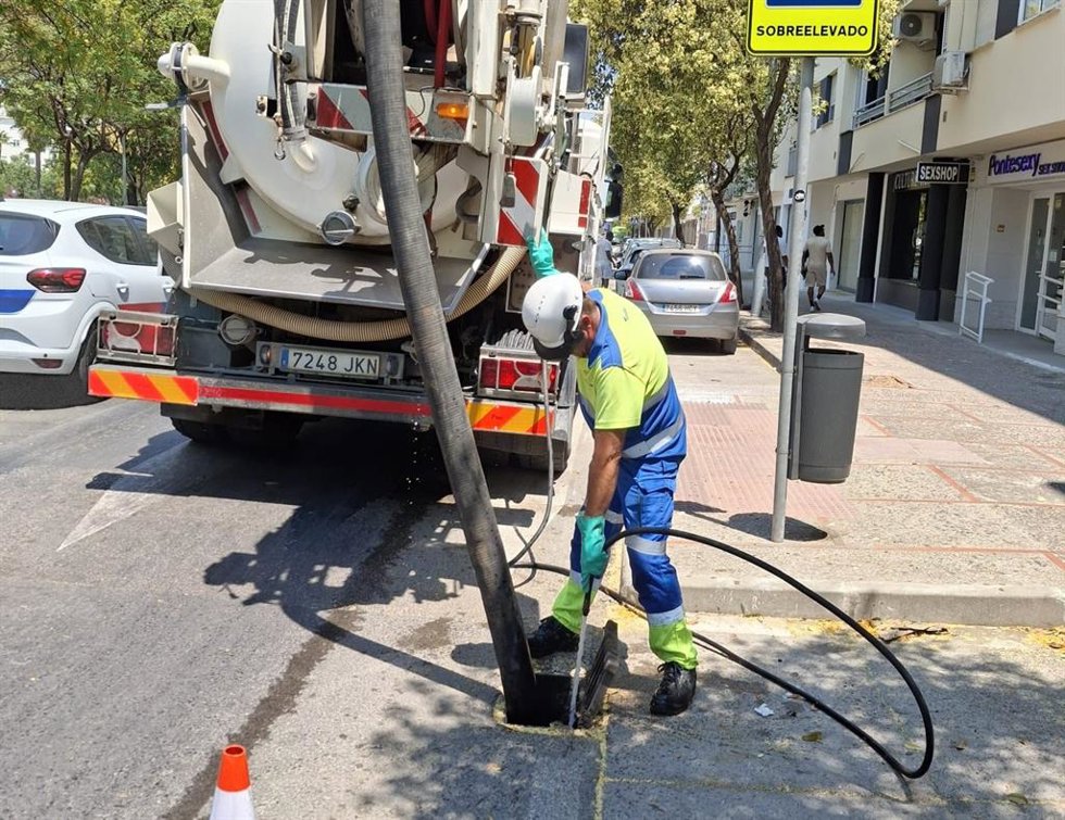 Un operario de Aquajerez, la empresa que gestiona el Servicio Municipal de Aguas en Jerez de la Frontera, ejecutando tareas de limpieza de imbornales.