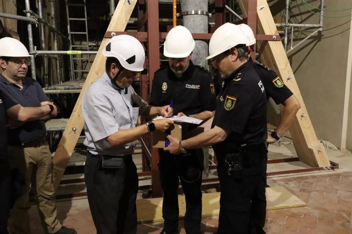 El Cabildo Catedral recibe de la Policía Nacional los materiales arqueológicos analizados tras el incendio del 8 de agosto de 2025 en la Mezquita de Córdoba.