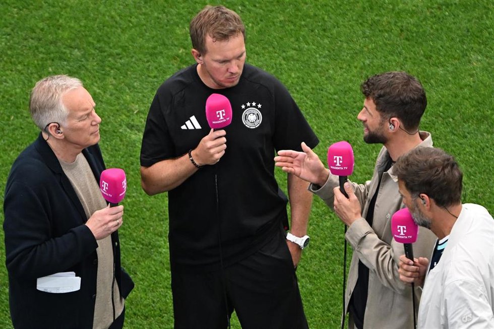 El seleccionador de Alemania, Julian Nagelsmann (segundo por la derecha), junto a al futbolista Thomas Müller (segundo por la derecha) y Jürgen Klopp (último a la derecha), en el Mundial 2026.