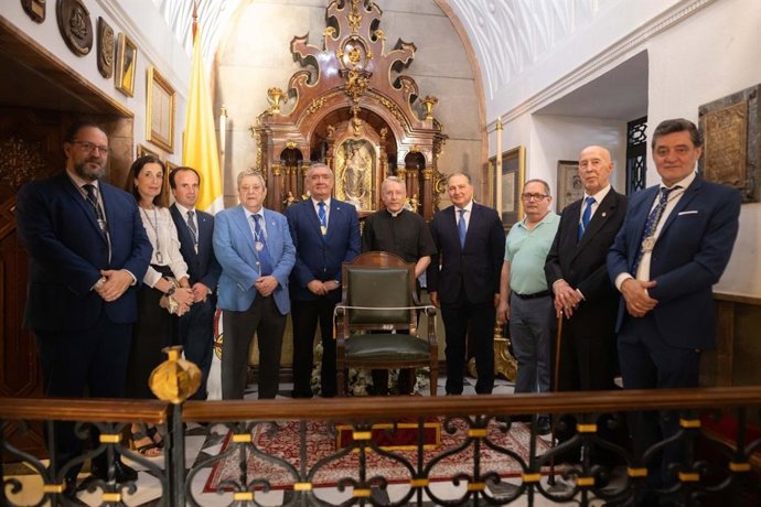 Entrega del sillón usado por el papa Juan Pablo II en su visita a Huelva.