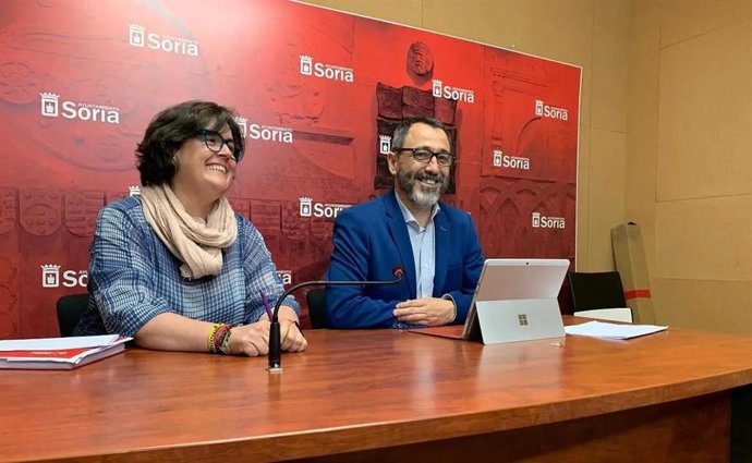 La concejala de Servicios Locales de Soria, Ana Alegre, y el concejal de Hacienda, Javier Muñoz.