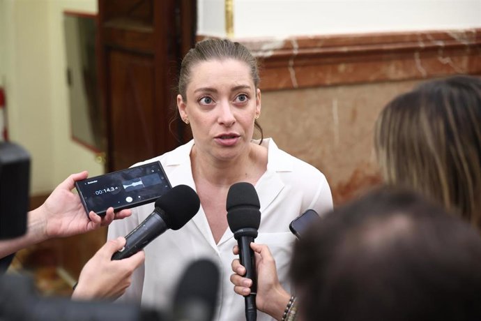 La portavoz del PP en el Congreso, Ester Muñoz, atiende a los medios durante un pleno en el Congreso de los Diputados, a 11 de junio de 2026, en Madrid (España). 