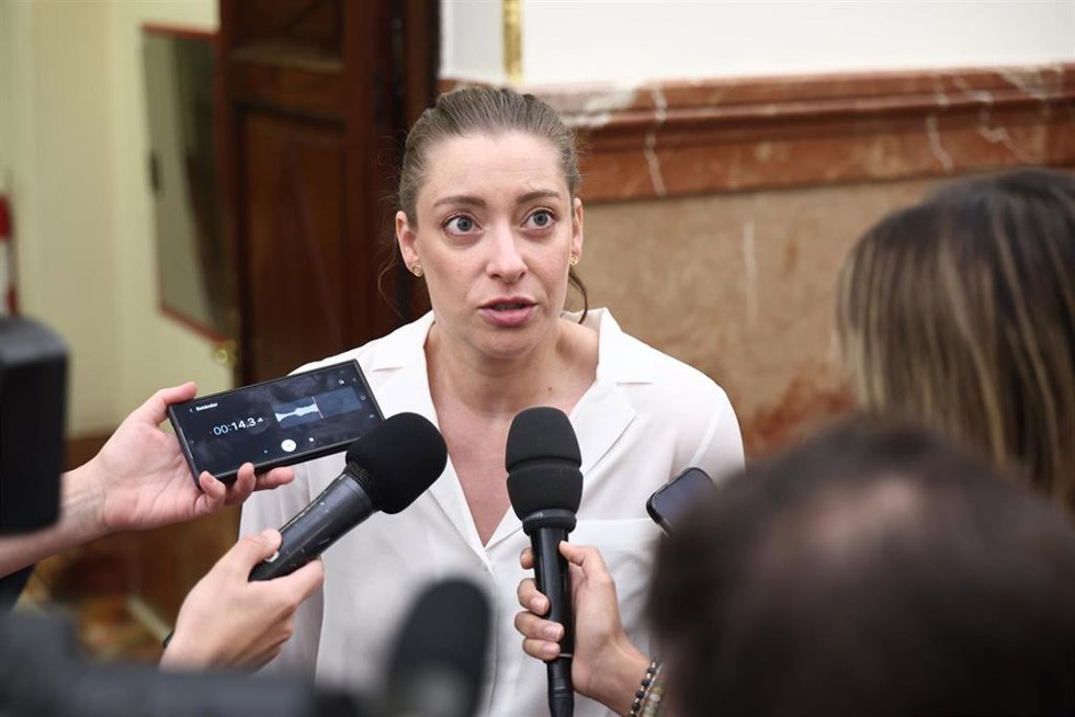 La portavoz del PP en el Congreso, Ester Muñoz, atiende a los medios durante un pleno en el Congreso de los Diputados, a 11 de junio de 2026, en Madrid (España).