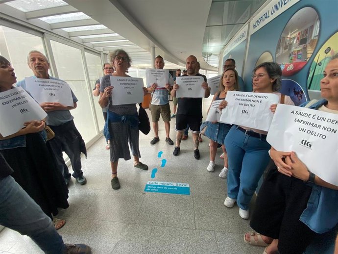 Miembros de la CIG protestan en la sede de la Consellería de Sanidade.