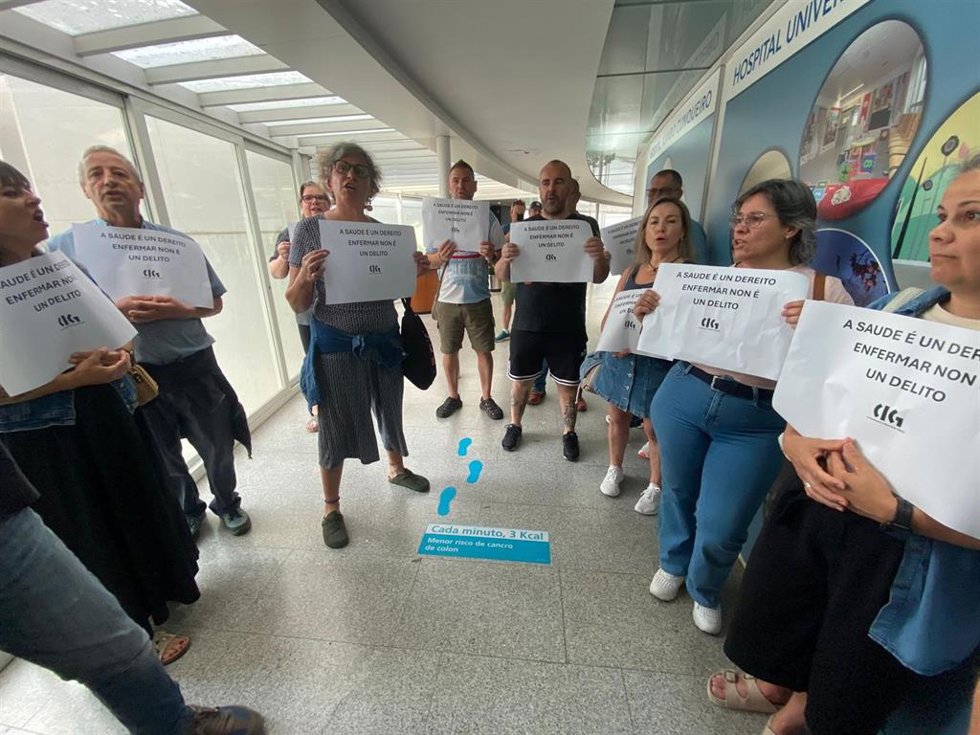 Miembros de la CIG protestan en la sede de la Consellería de Sanidade.