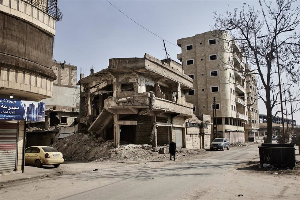 Archivo - Edificio destruido en las calles de Raqqa, en el este de Siria