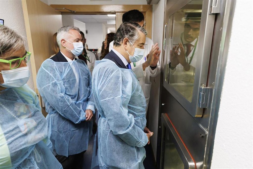 El consejero de Sanidad, Presidencia y Emergencias en funciones, Antonio Sanz (d), supervisa las instalaciones de la sala GMP y la Unidad Ensayos Clínicos del Hospital Virgen de las Nieves de Granada. A 15 de junio de 2026 en Granada (Andalucía, España).