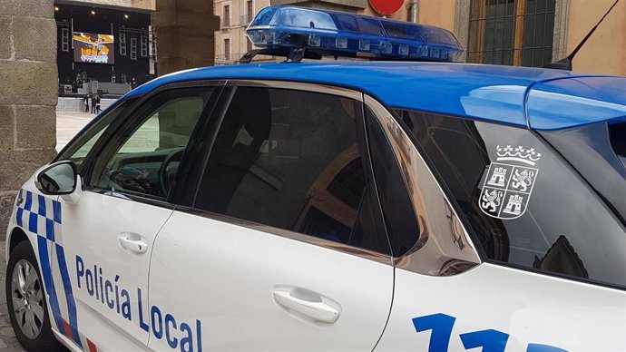 Archivo - Vehículo de la Policía Local de Ávila.