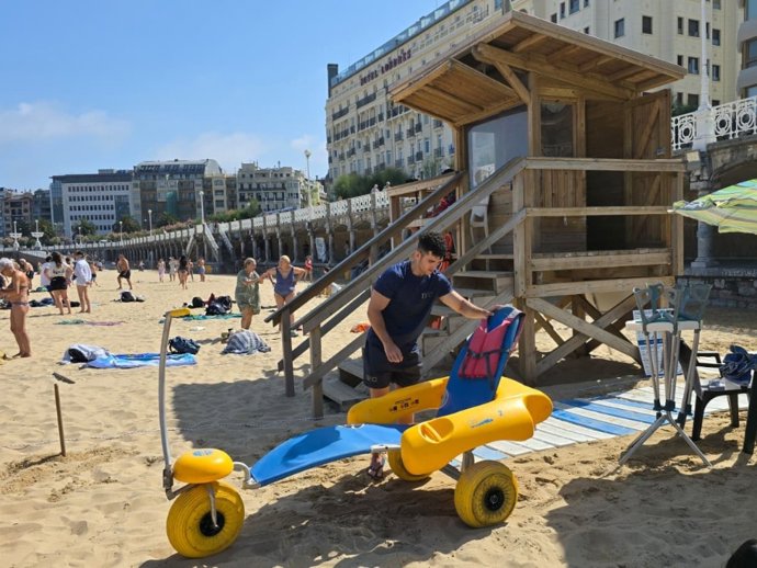 Lagundutako bainu zerbitzua martxan dago Donostiako Kontxan
