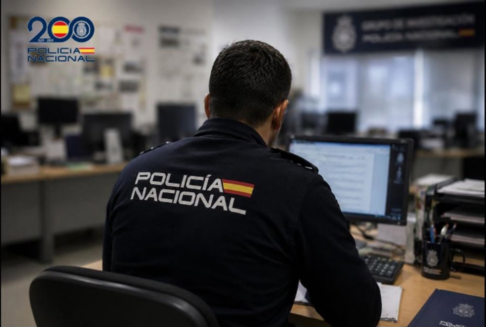 Un miembro de la Unidad de Delincuencia Especializada y Violenta (UDEV) de la Brigada Provincial de Policía Judicial en Melilla