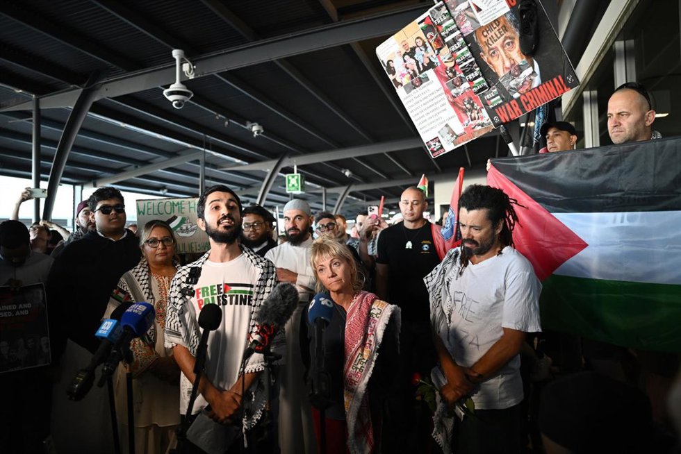 Archivo - La activista Juliet Lamont habla a la prensa a su llegada a Australia tras ser liberada por Israel