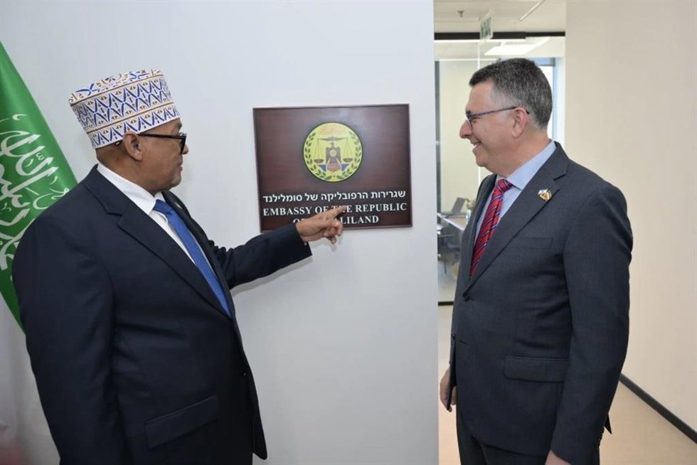 El presidente de Somalilandia, Abdirahman Mohamed Abdullahi Irro, y el ministro de Asuntos Exteriores de Israel, Gideon Saar