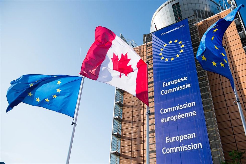 Archivo - Banderas de la Unión Europea y de Canadá frente al edificio Berlaymont, sede de la Comisión Europea en Bruselas