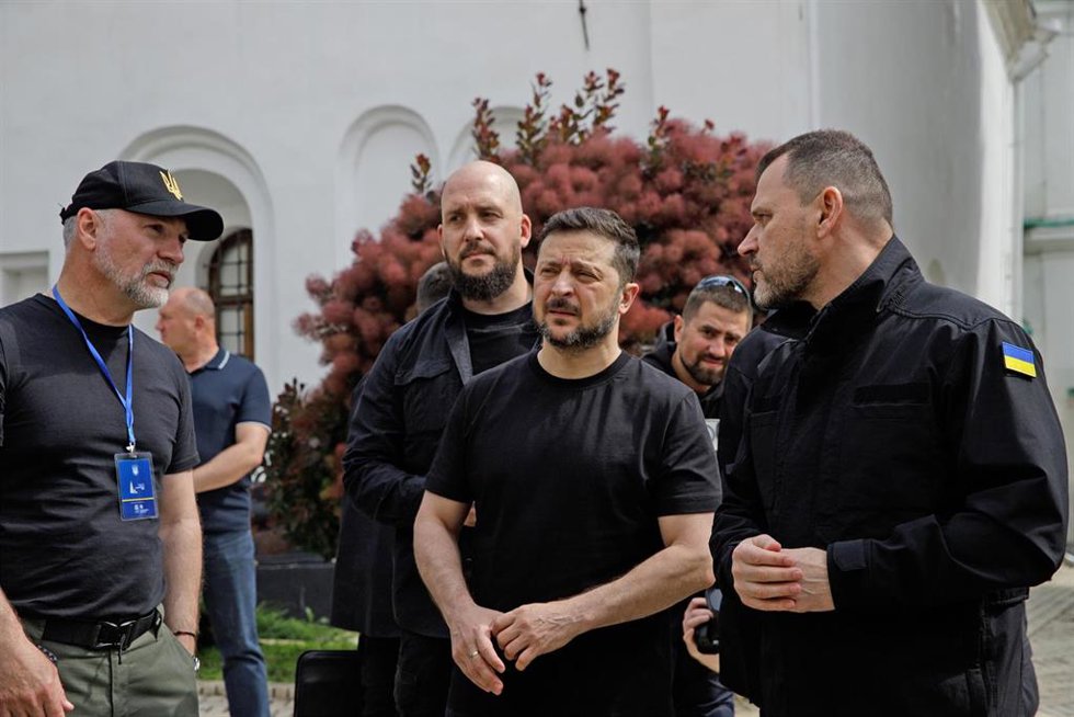 El presidente ucraniano, Volodimir Zelenski, visita al área afectada por los bombardeos rusos sobre Kiev, el 15 de junio de 2026.