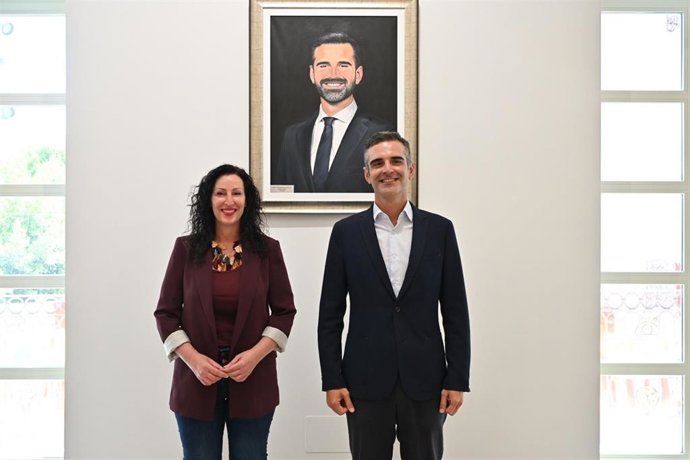 La alcaldesa de Almería, María del Mar Vázquez, y el exalcalde Ramón Fernández-Pacheco, ante el retrato incorporado a la Galería de Alcaldes y Alcaldesas.