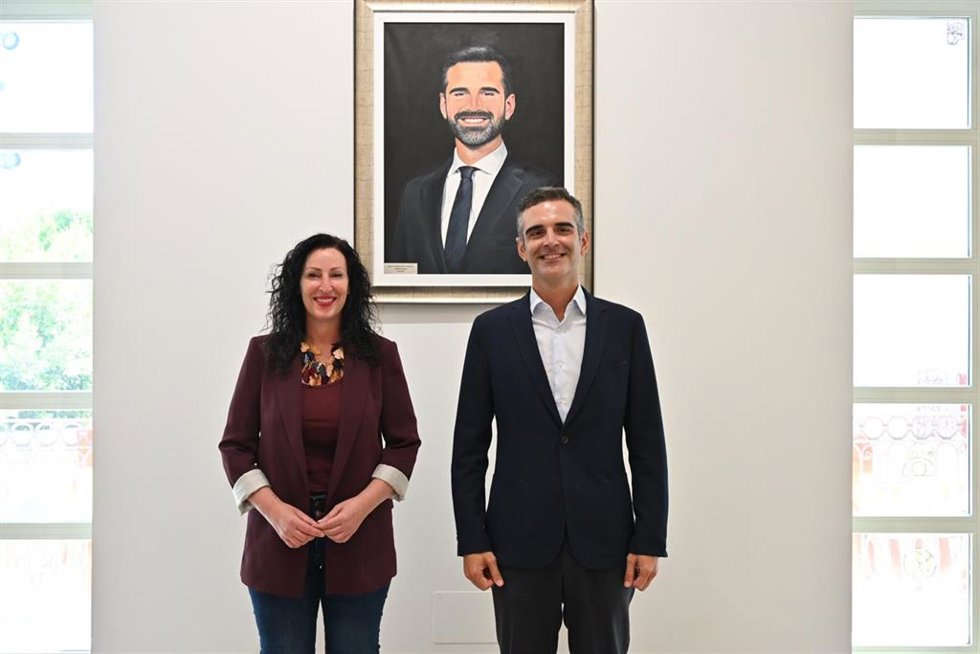 La alcaldesa de Almería, María del Mar Vázquez, y el exalcalde Ramón Fernández-Pacheco, ante el retrato incorporado a la Galería de Alcaldes y Alcaldesas.