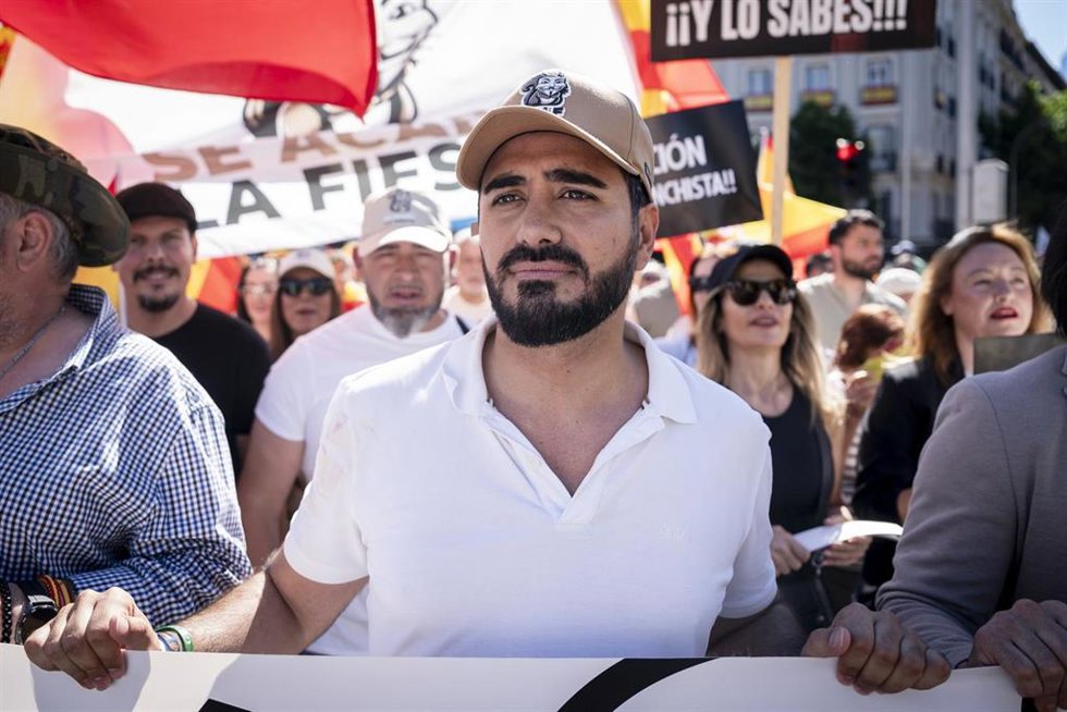 El eurodiputado y líder de Se Acabó la Fiesta (SALF), Luis 'Alvise' Pérez, durante  una manifestación para exigir la dimisión del presidente del Gobierno, Pedro Sánchez, a 23 de mayo de 2026, en Madrid (España). 