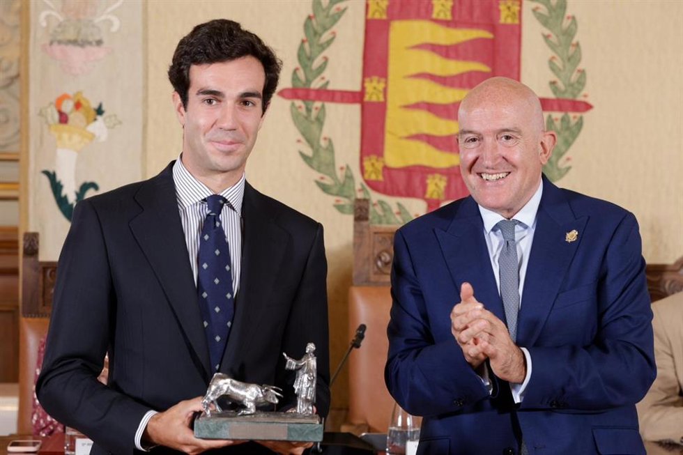 El alcalde de Valladolid, Jesús Julio Carnero (dcha), junto al torero Tomás Rufo, ganador del Trofeo San Pedro Regalado 2025 a la mejor faena de la Feria.