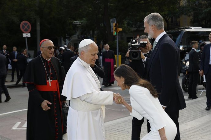 La Reina Letizia saluda al Papa León XIV a su llegada a la celebración de la Santa Misa, a 10 de junio de 2026, en Barcelona,  