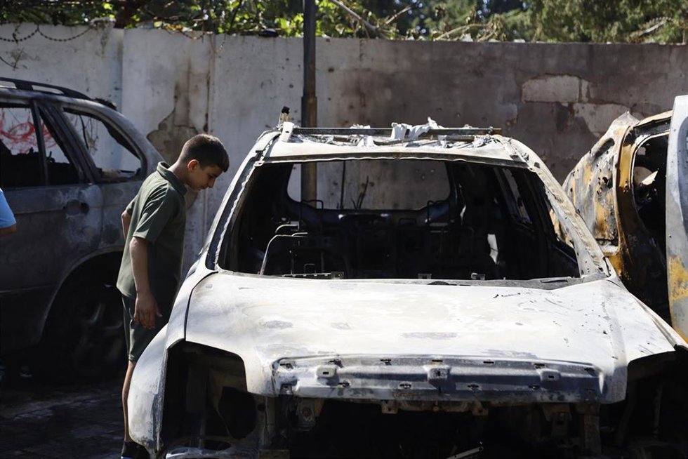 Un coche calcinado por un ataque de Israel contra Sidón, Líbano