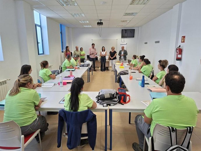Gálvez (centro, al fondo) con los integrantes de uno de los tres proyectos de empleo y formación puestos en marcha en Villanueva de Córdoba.