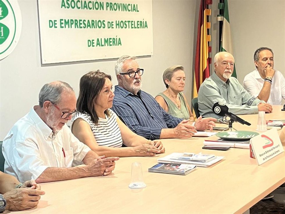 Los representantes de la Mesa en Defensa del Ferrocarril de Almería ofrecen una rueda de prensa.