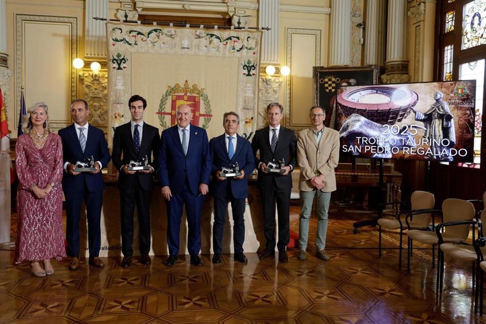 Foto de los ganadores de los trofeos taurinos San Pedro Regalado de Valladolid junto a las autoridades municipales, en el acto de entrega de la edición de 2025.