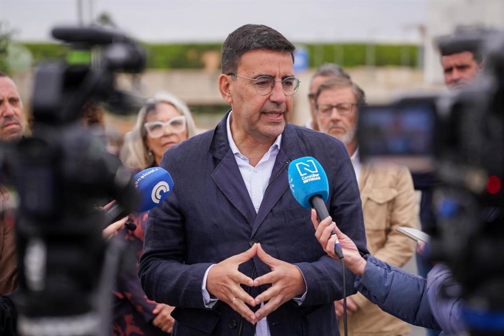 El diputado del PSOE-A por Huelva en el Parlamento andaluz, Mario Jiménez, en una atención a los medios.