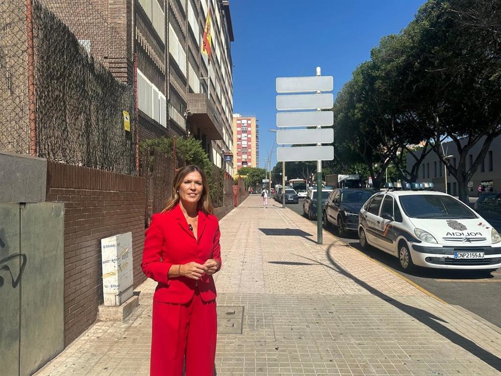 La diputada nacional del PP de Almería Ana Martínez Labella, junto a las dependencias de la Policía Nacional en la capital.