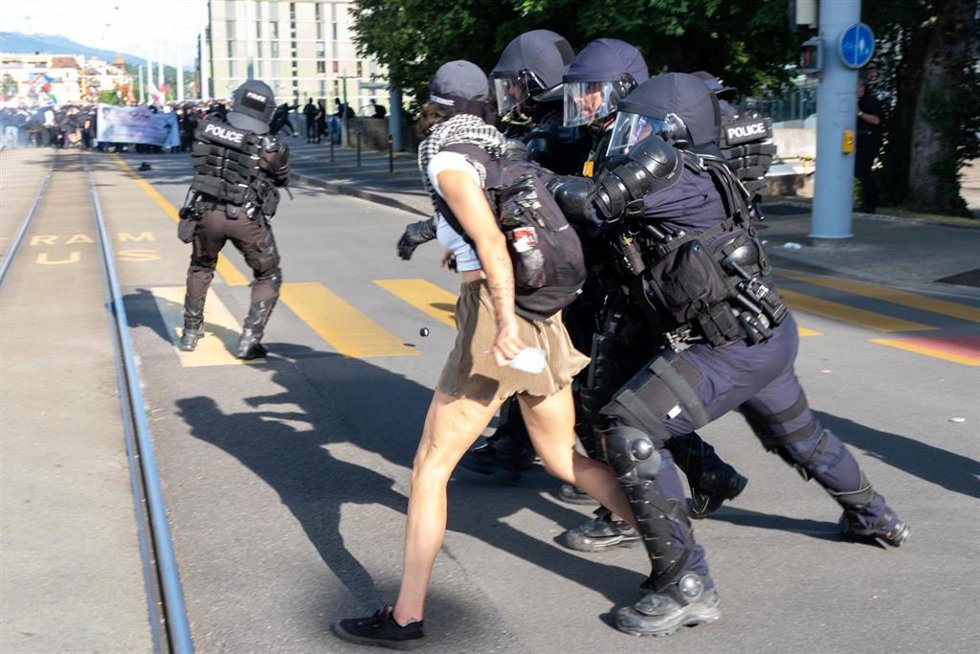 Agentes de la Policía antidisturbios durante la manifestación contra el G7 en Ginebra