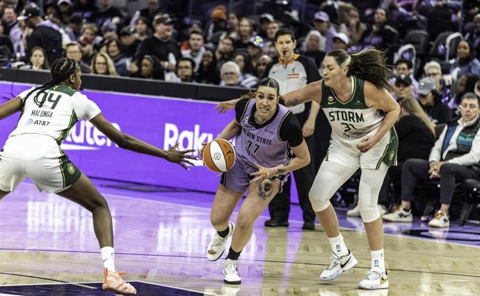 Archivo - Marta Suárez durante un partido con las Golden State Valkyries 