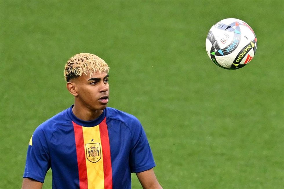 Archivo - El internacional Lamine Yamal en el calentamiento para jugar un partido con la selección española.