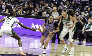 Archivo - April 25 2026 Golden State Valkyries forward Marta Suarez (77)goes to the basket during the preseason WNBA game between Seattle Storm and the Golden State Valkyries. Thurman James / CSM