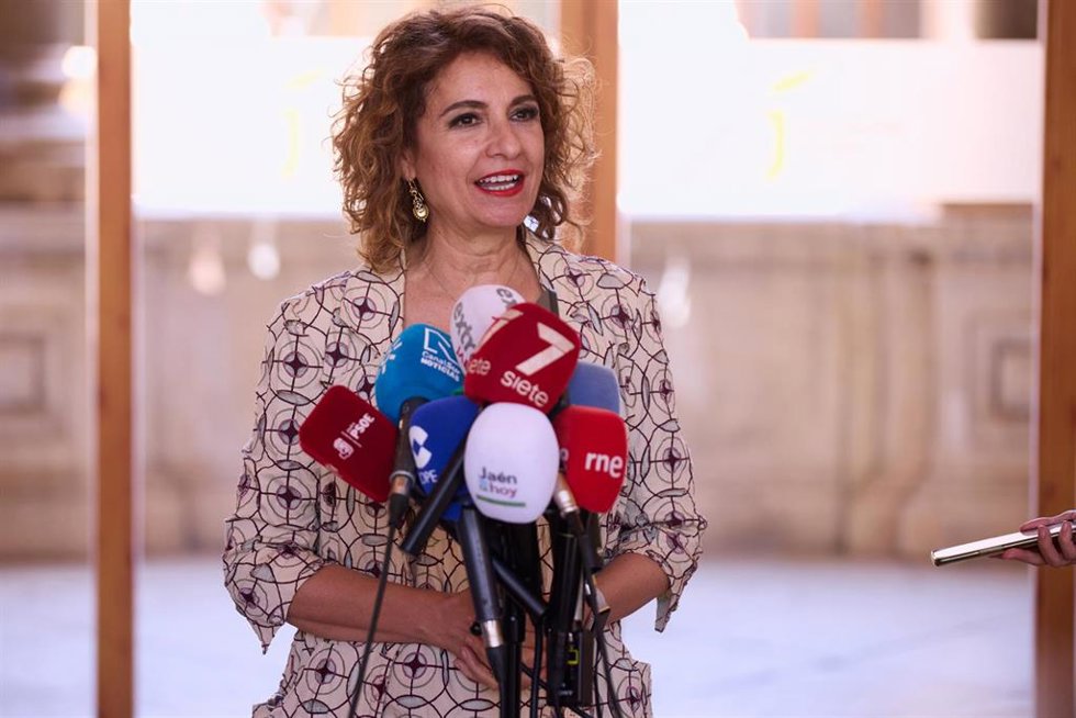 La secretaria general del PSOE-A, María Jesús Montero, atiende a los medios en Jaén. (Foto de archivo).