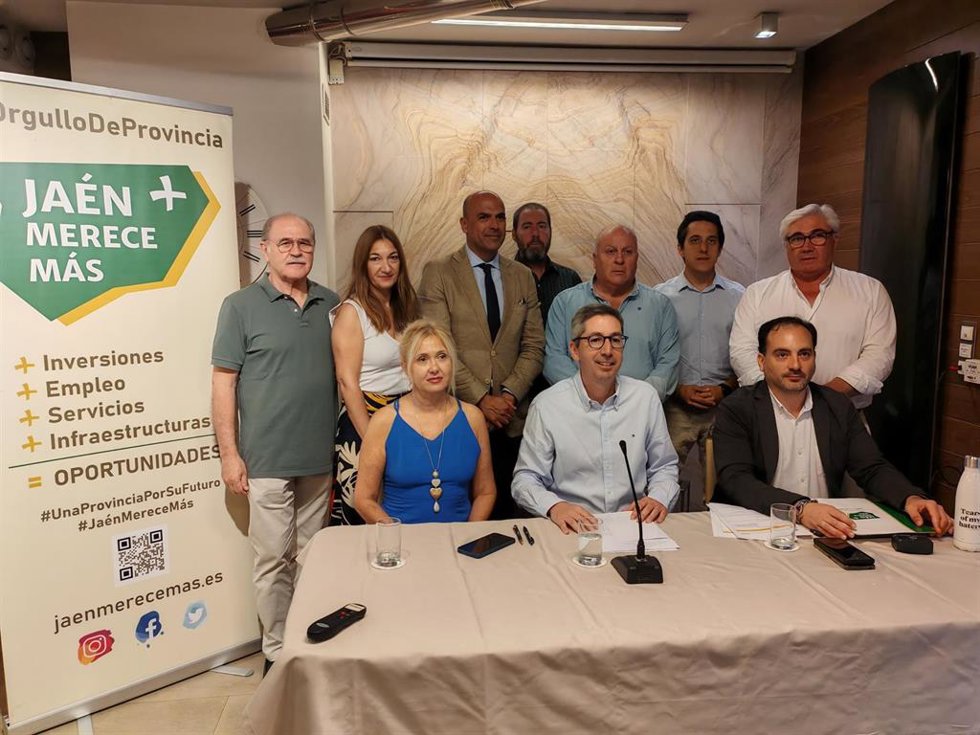 Imagen de la rueda de prensa de balance de Jaén Merece Más (JM+) con su presidente, Juan Manuel Camacho, en el centro