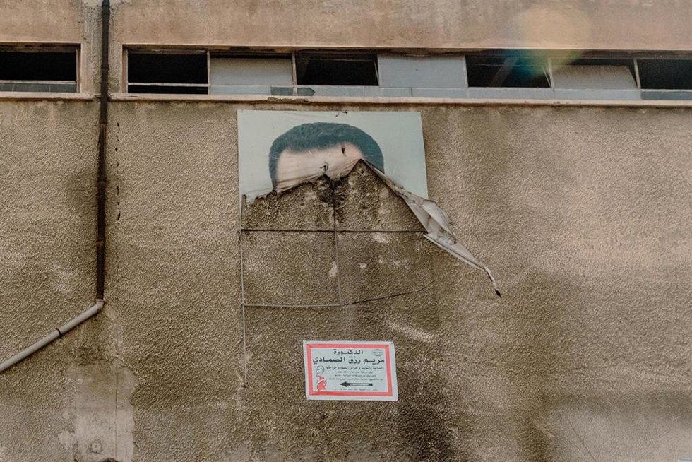 Archivo - Pancarta rota con el rostro del expresidente sirio Bashar al Assad 