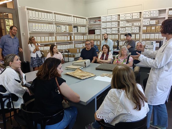 Medio centenar de personas descubre el Archivo Municipal de Tudela en visitas guiadas.