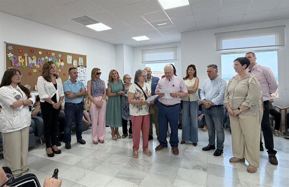 Usuarios, representantes institucionales y miembros de la FAAM durante la lectura del manifiesto en Almería.