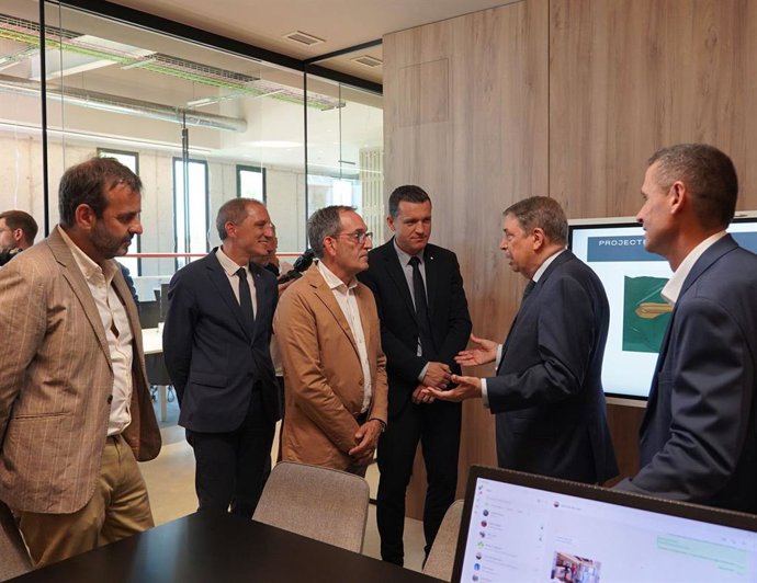 El ministro de Agricultura del Gobierno, Luis Planas, y el conseller de Agricultura de la Generalitat, Òscar Ordeig, este lunes en la inauguración de las oficinas de Grup Solucions.