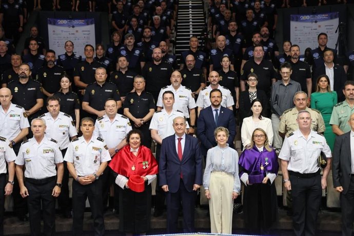 La secretaria de Estado de Seguridad, Aina Calvo, junto al director general de la Policía, Francisco Pardo,  durante la la clausura de la segunda edición del máster universitario en Seguridad y Función Policial, en Ávila.