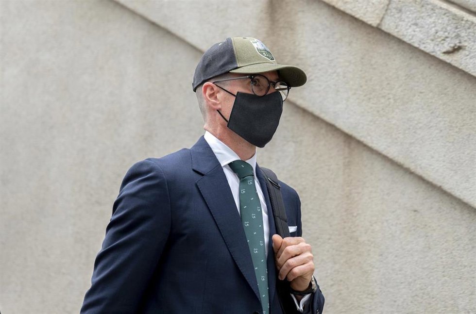 Archivo - El guardia civil Rubén Villalba, a la salida del Tribunal Supremo, a 21 de abril de 2026, en Madrid (España).