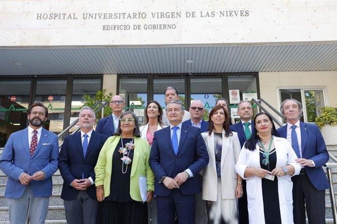 Sanz se ha referido a la candidatura "solvente, seria y sólida" de Granada a albergar la Agencia Estatal de Salud Pública antes de visitar la Sala GMP y la Unidad de Ensayos Clínicos del Hospital Virgen de las Nieves.