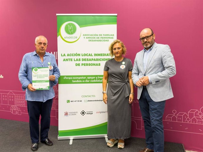 El delegado de Inclusión y Accesibilidad del Ayuntamiento de Córdoba, Bernardo Jordano, y los padres de Paco Molina, desaparecido desde julio de 2015 con 16 años, presentan las jornadas.
