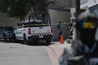 Archivo - Miembros de la Guardia Nacional Mexicana custodian la vivienda de un narcotraficante en Tijuana, Baja California