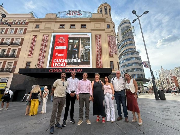 Presentación de la campaña de promoción y defensa de la cuchillería albaceteña en la Gran Vía de Madrid.